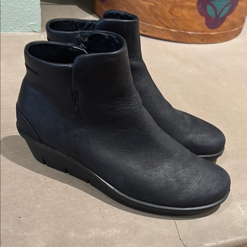 Ecco Black Leather Ankle Boots